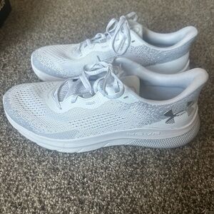 Under Armour Women’s White HOVR Turbulence 2 size 11 NEW